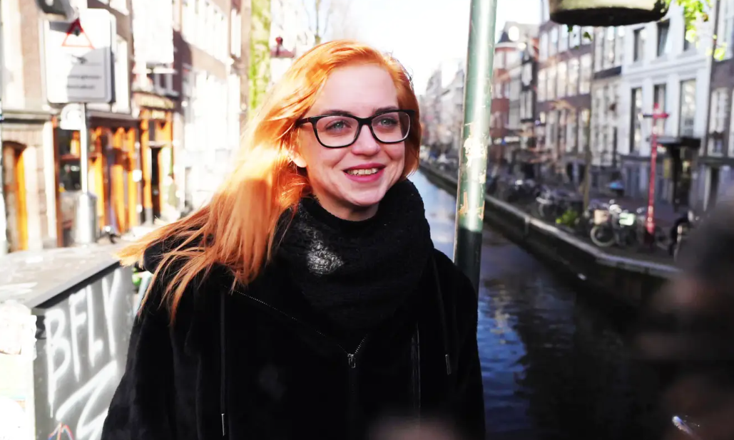 JacquieEtMichelTV  – Joyce, 23, is taking a new hard step!