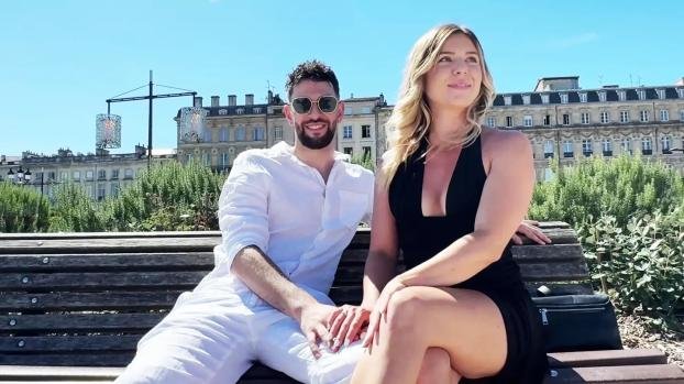 Ambre, Cataleya (the young lady takes off her underwear in the middle of the Place de Quinconces)