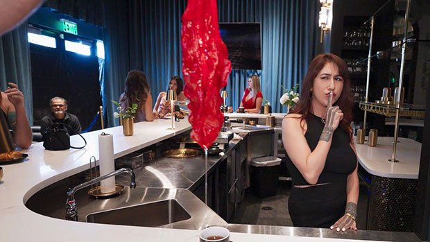 [LetsPostIt] Tiny Khloe (Hotel Bartender Is A Flirt)