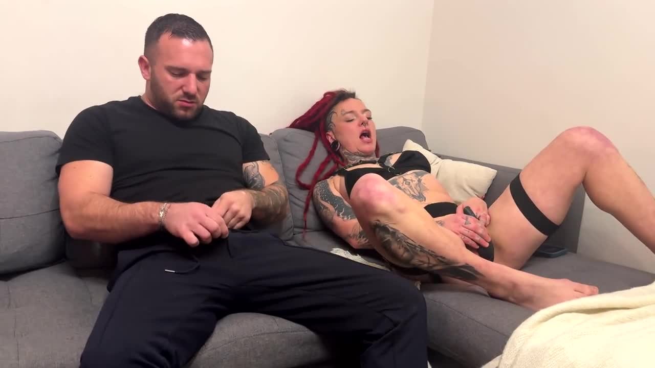 [JacquieEtMichelTV] Marie Bavaria (Marie comforts her roommate in her own way)