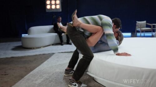 Alex Jones, Jessie – Gets Stretched Out In Front Of Hubb