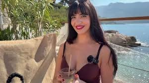 [JacquieEtMichelTV] Lola (25, takes on a challenge that impressed her)