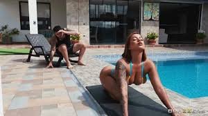 [Brazzers] Anissa Miller – Teasing Roommate Rubdown